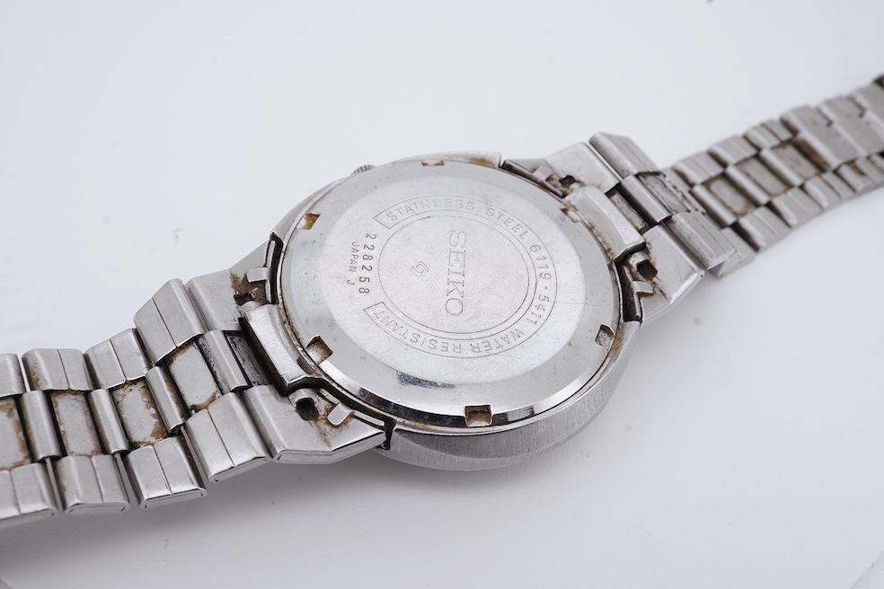 A gentleman's steel Seiko 5 Automatic wrist watch, with oval dial, baton numerals and date aperture, case diameter 40mm, case back numbered 228258, on a stainless steel Seiko bracelet(a.f.), no box or papers. Condition -